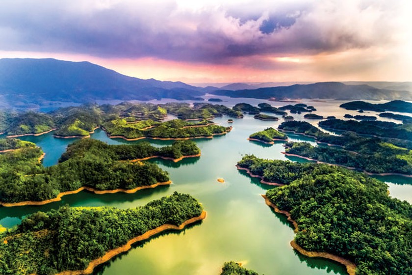 Cảnh sắc tuyệt mỹ của hồ Tà Đùng nhìn từ trên cao