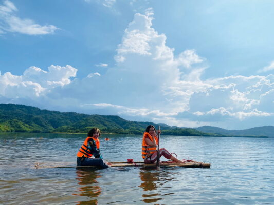 Trải nghiệm chèo thuyền trong không gian thơ mộng hồ Tà Đùng