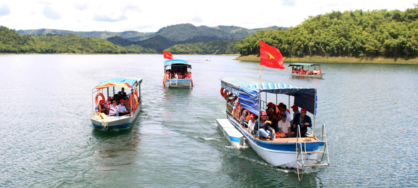 Trải nghiệm đi thuyền ngắm cảnh trên hồ Tà Đùng thơ mộng 